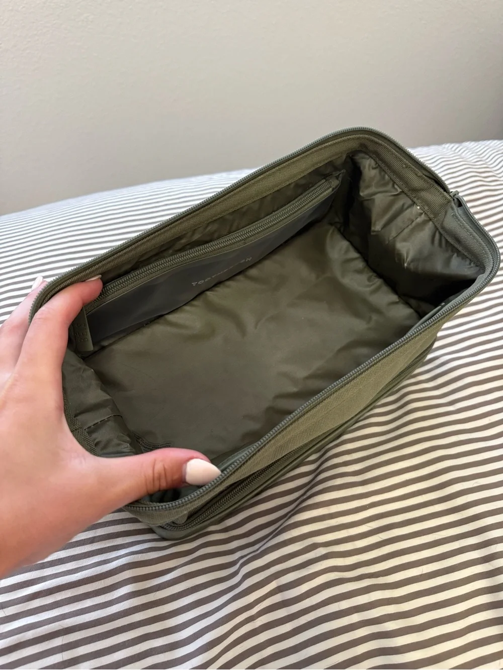 Beis The Dopp Kit in Olive Green